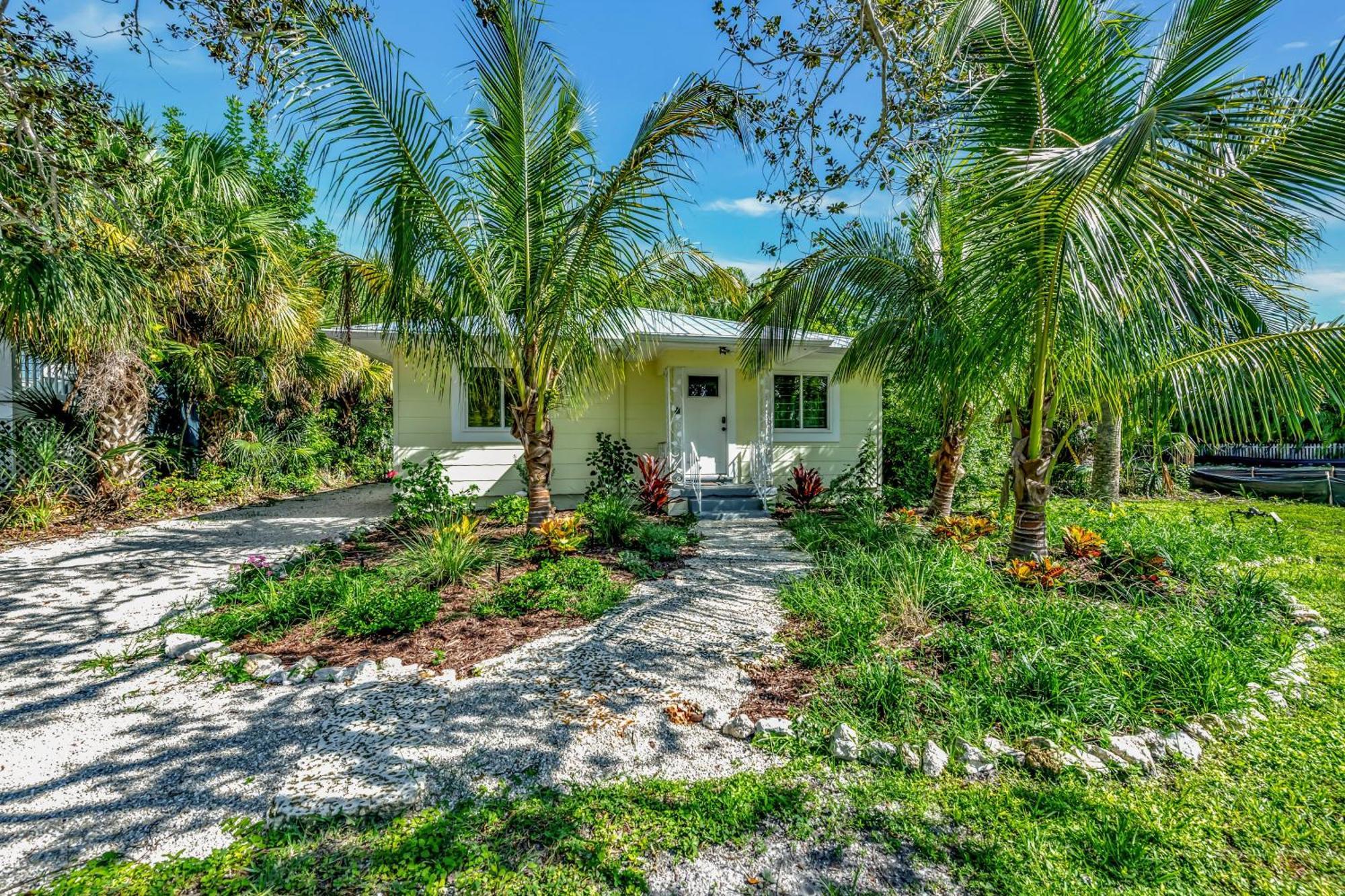 Casa Posada - So Close You Can Hear The Waves Historic Beach Cottage W Beach Gear Anna Maria Eksteriør bilde
