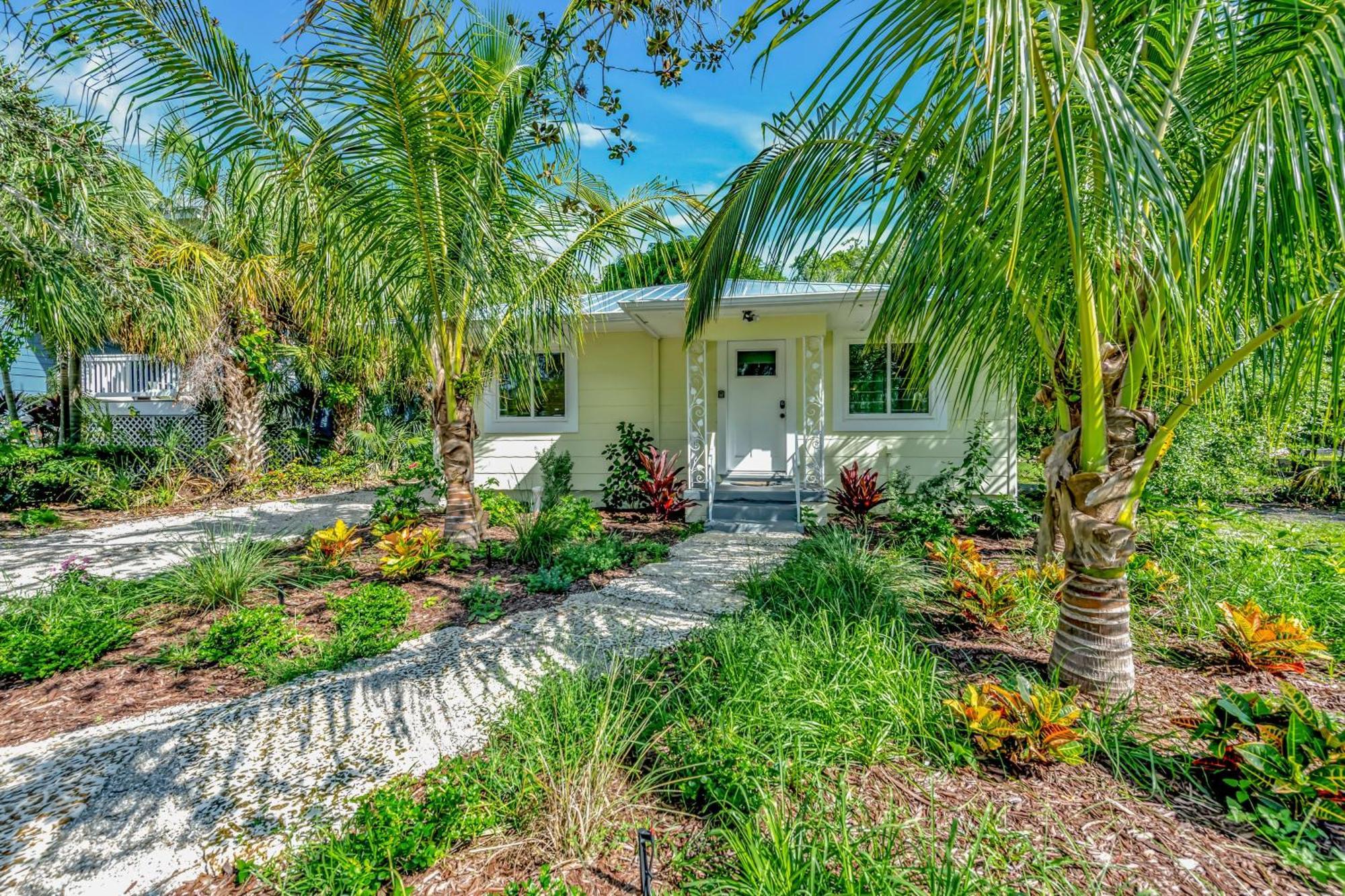 Casa Posada - So Close You Can Hear The Waves Historic Beach Cottage W Beach Gear Anna Maria Eksteriør bilde
